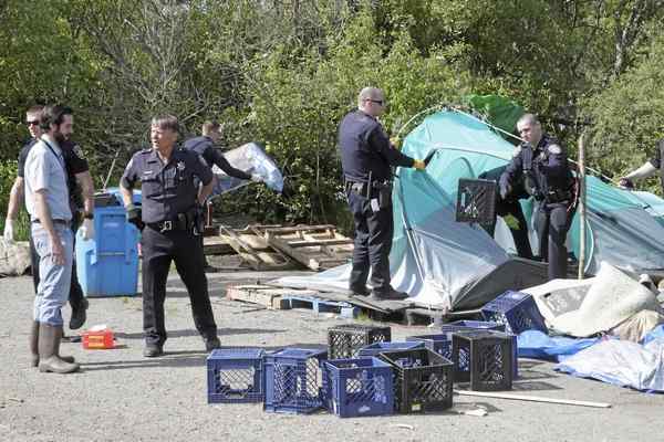 cops-harrass-homeless-man-take-down-tent